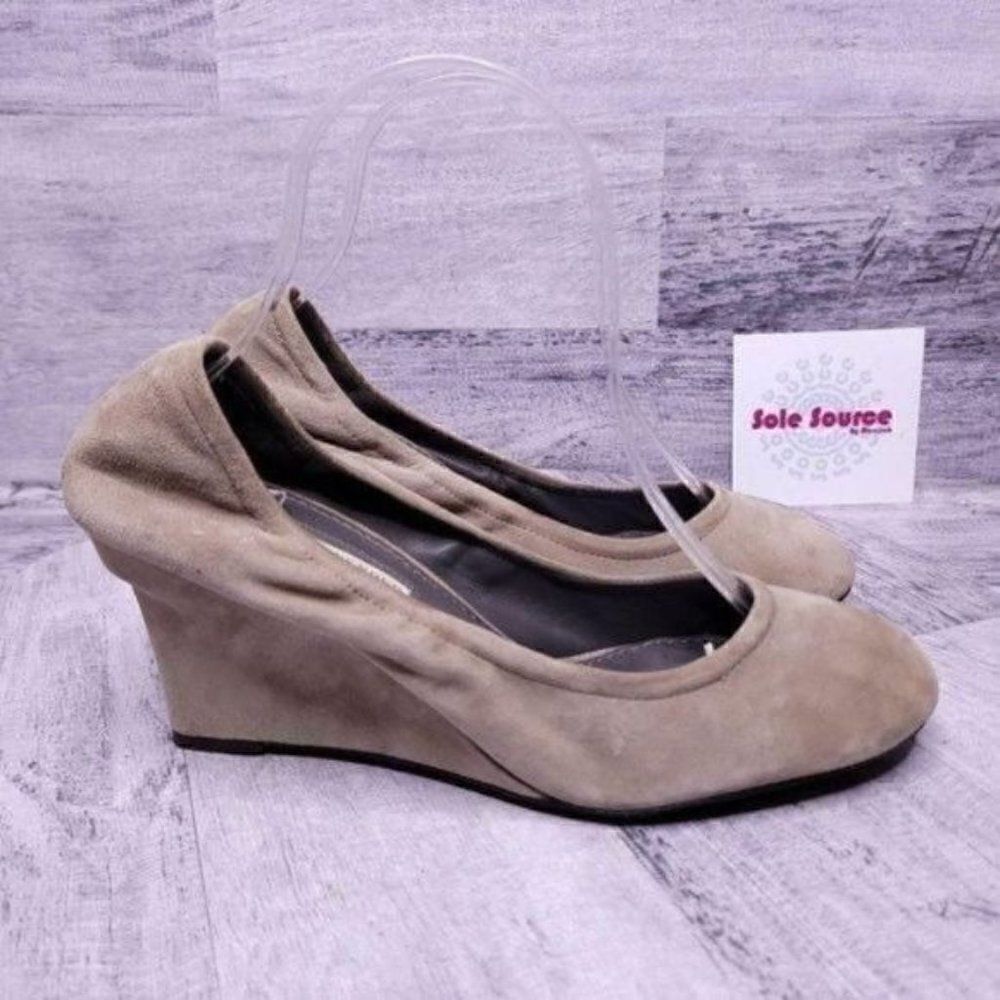 Vera Wang Lavender Suede Wedge Pump Nude Tan Women's sz 8.5
